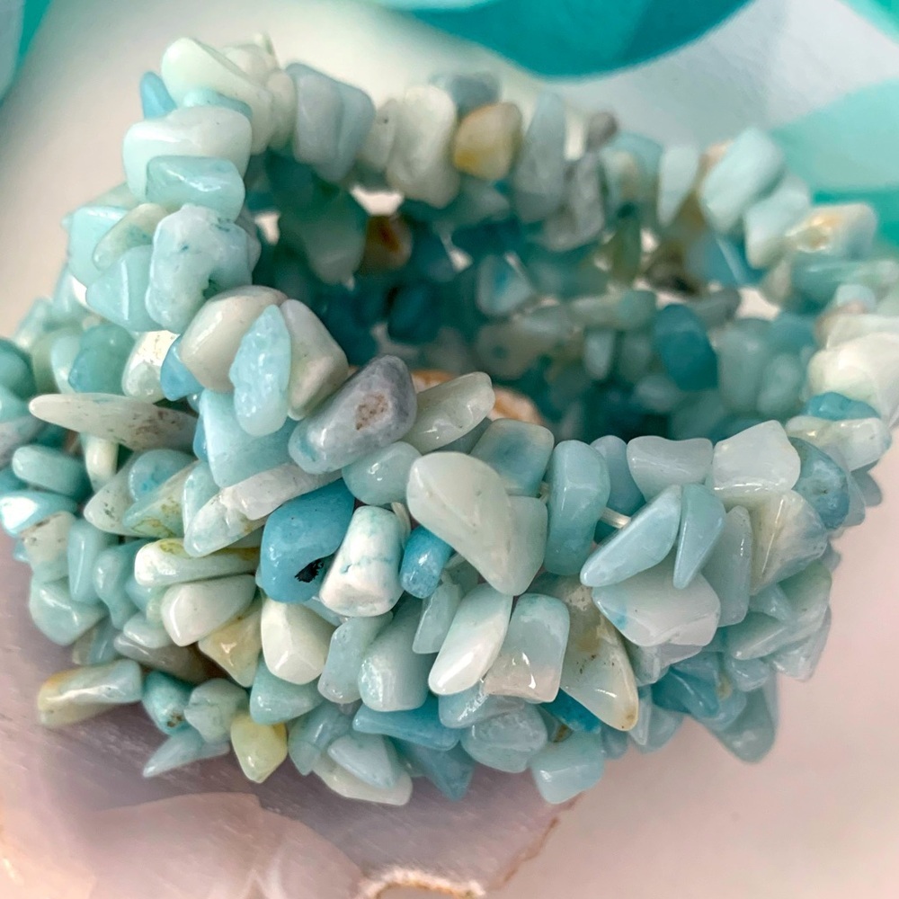 Hand Crafted Light Blue and White Chip Stone Stretch Bracelet - Picture 3 of 8